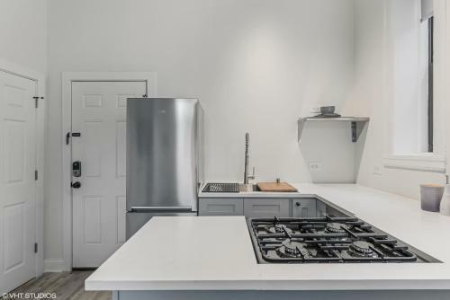 One Bedroom Suite In East Lincoln Park