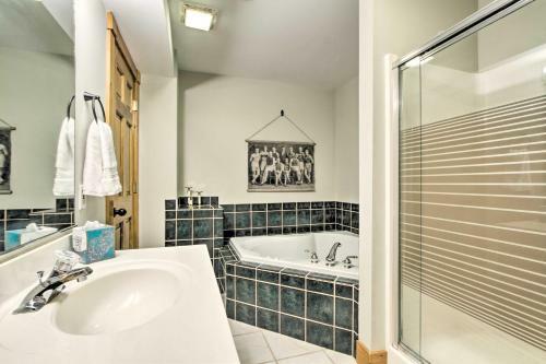 Large And Luxe Eagle Ridge Villa With Hot Tub!