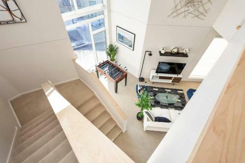 Upscale 3br Penthouse Close To Everything