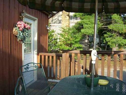The Iris Garden Downtown Cottages And Suites