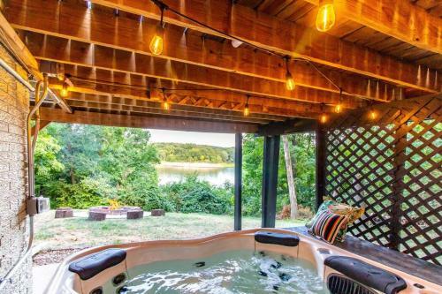 Luxury Waterfront Villa Wth River Access & Hot-tub