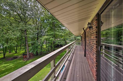 Waterfront Lake Barkley Home With Deck And Grill!