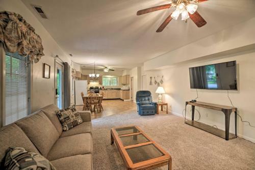 Apartamento Large Condo With Wraparound Deck Less Than 1mi To Marina