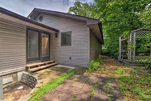 Updated Gilbertsville Retreat Steps To Lake!