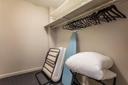 Cozysuites Modern Downtown Apartment