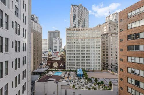 Boujee Condo, Sleeps 4, Roof Top Pool, Comfy Bed