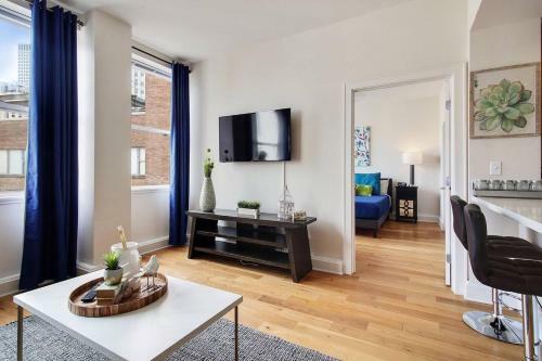 Boujee Condo, Sleeps 4, Roof Top Pool, Comfy Bed