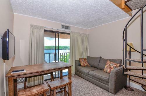 503f - Lakefront 3 Level Condo With 3 Bedrooms, 2 Baths, Recently Renovated!