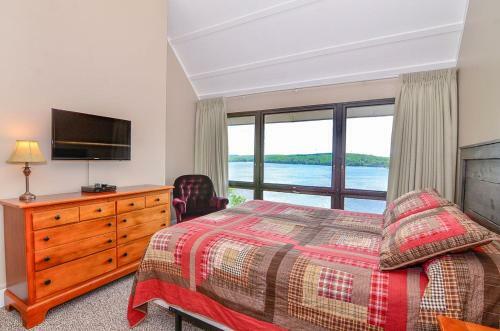 503f - Lakefront 3 Level Condo With 3 Bedrooms, 2 Baths, Recently Renovated!