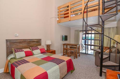503f - Lakefront 3 Level Condo With 3 Bedrooms, 2 Baths, Recently Renovated!