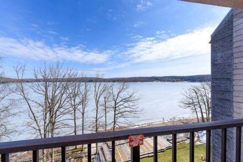 708h - Lakefront Studio Condo With Private Balcony, Free Wifi!