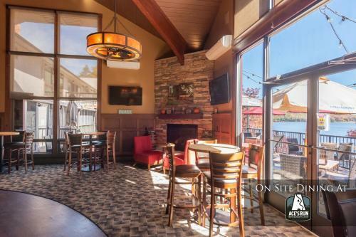 708h - Lakefront Studio Condo With Private Balcony, Free Wifi!