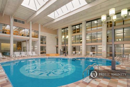 708h - Lakefront Studio Condo With Private Balcony, Free Wifi!