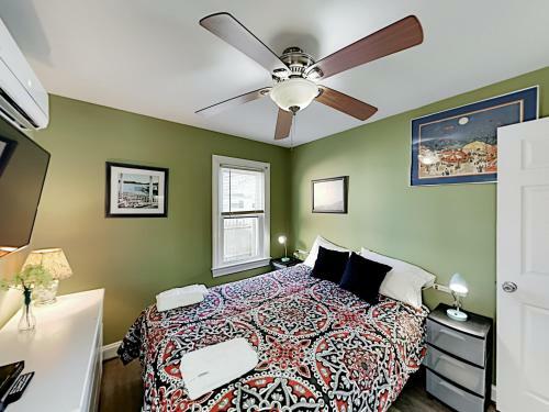 New Listing! Updated Apartment - Walk To Beach Apts