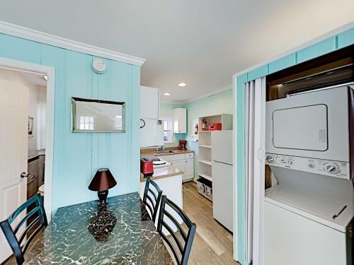 New Listing! Updated Apartment - Walk To Beach Apts
