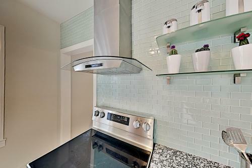New Downtown Hideaway - 2 Blocks To Beach & Bay Home