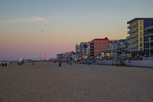 New Downtown Hideaway - 2 Blocks To Beach & Bay Home