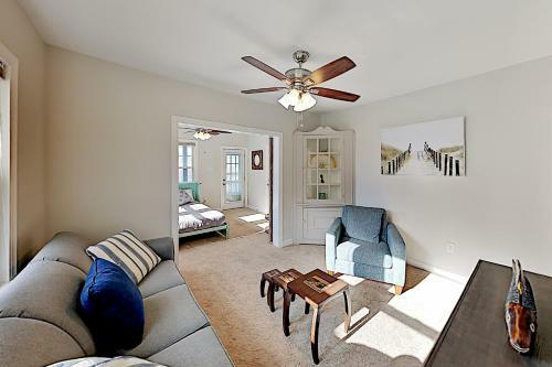 New Downtown Hideaway - 2 Blocks To Beach & Bay Home
