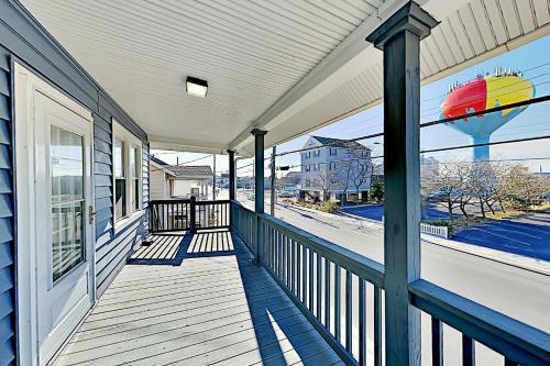 New Downtown Hideaway - 2 Blocks To Beach & Bay Home