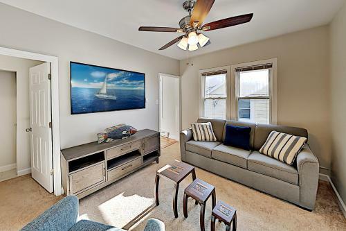 New Downtown Hideaway - 2 Blocks To Beach & Bay Home