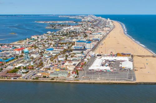 New Downtown Hideaway - 2 Blocks To Beach & Bay Home