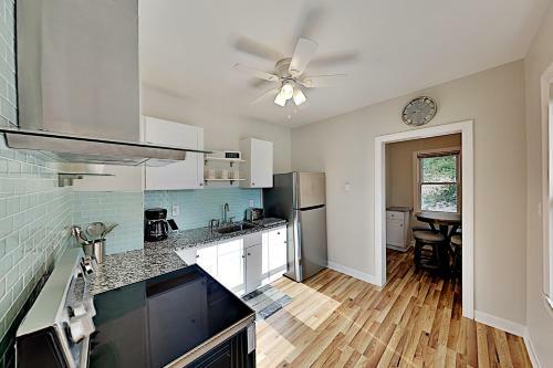 New Downtown Hideaway - 2 Blocks To Beach & Bay Home