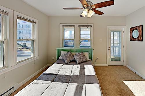 New Downtown Hideaway - 2 Blocks To Beach & Bay Home