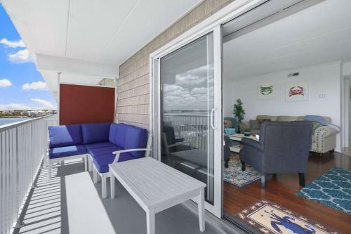 Stylish 2 Br, Ocean, Bay, Sunset Views, Pool, Near Beach