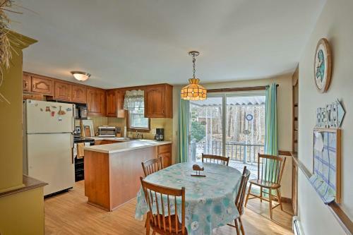 Quiet Brewster House With Deck - Mins To Bay Beaches!