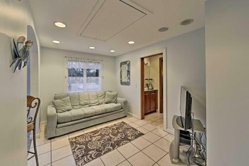 Bourne Home With Hot Tub And Deck, 10 Mins To Beaches!