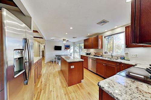 Sunlit Getaway With Chef's Kitchen & Provided Kayaks Home