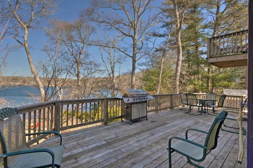 Private Lakefront Retreat 4 Mi To The Beach!