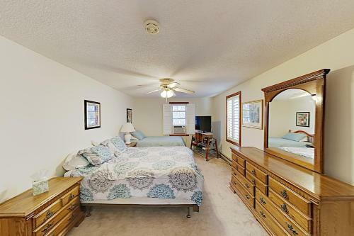 New Listing! Tranquil Home With Deck, Near Beach Home