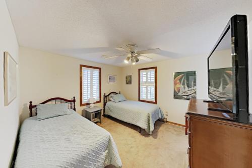 New Listing! Tranquil Home With Deck, Near Beach Home