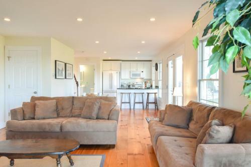 446c - Newly And Beautifully Updated, Spacious, Steps From The Water!