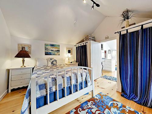 New Listing! Cape Cod Cottage ? 100 Yards To Beach Cottage