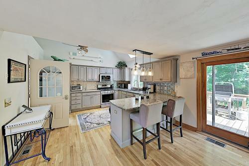 Well-appointed Cape Getaway - Near Dining & Beach Home