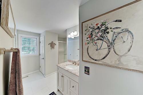 Well-appointed Cape Getaway - Near Dining & Beach Home