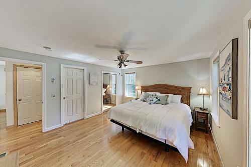Well-appointed Cape Getaway - Near Dining & Beach Home