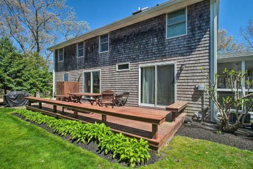 Traditional Marthas Vineyard Home With Porch And Yard