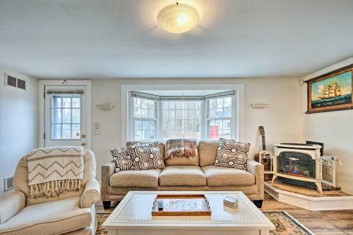 Quaint And Bright Pocasset Cottage About 2 Mi To Beach!