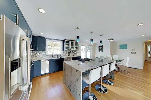 Harbor-view Home - Private Hot Tub - Walk To Beach Home