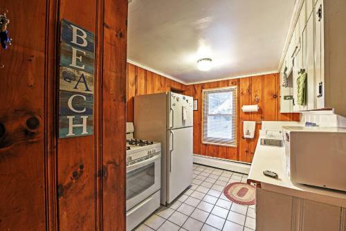 Cozy Yarmouth Home With Private Deck - Walk To Beach!