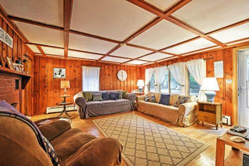 Cozy Yarmouth Home With Private Deck - Walk To Beach!