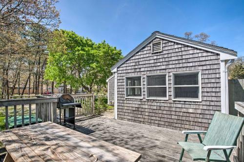 Cozy Yarmouth Home With Private Deck - Walk To Beach!