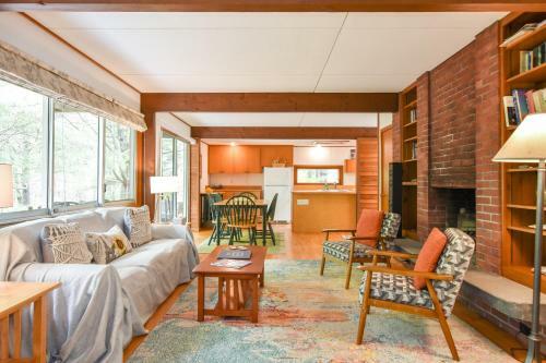201 Central Yet Secluded Location Architectural Modern Home 5 Mins To Beach