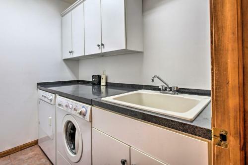 Golf Course Bellaire Home With Hot Tub And Bbq!
