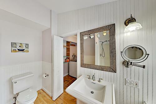 Spacious Getaway - Pool, Hot Tub, 2 Offices, Grill Home