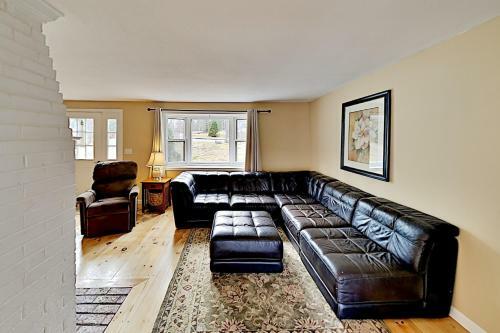 Spacious Getaway - Pool, Hot Tub, 2 Offices, Grill Home