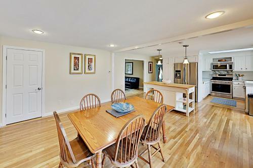 Spacious Getaway - Pool, Hot Tub, 2 Offices, Grill Home
